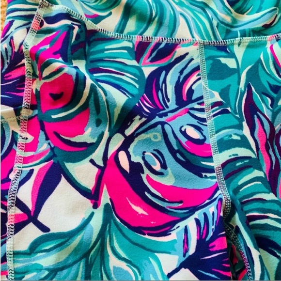 Lilly Pulitzer leaf tropical print has pocket. - Picture 5 of 6